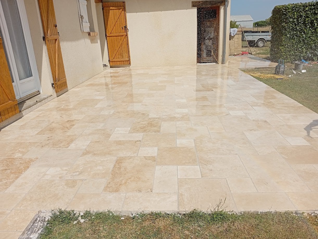 Terrasse en travertin réalisée par JRTP à Champigny-en-Beauce dans le Loir-et-Cher