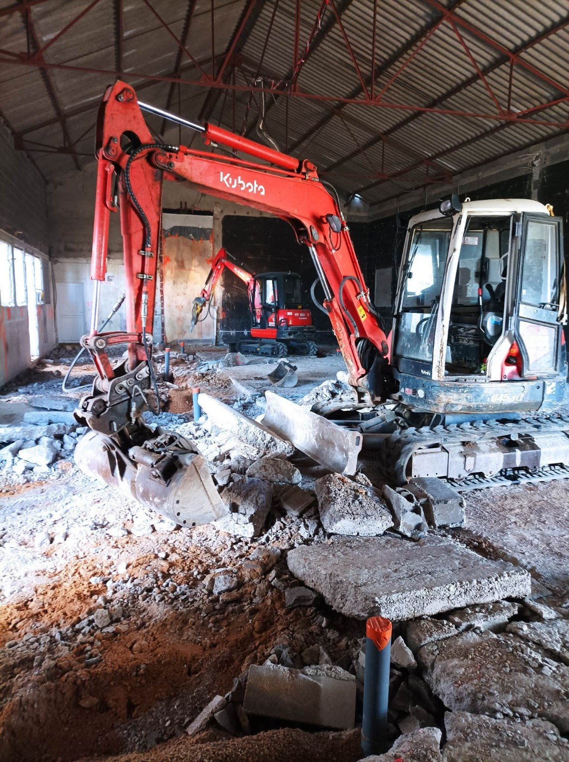 Pelleteuse sur un chantier de démolition à Vendôme (41), JRTP